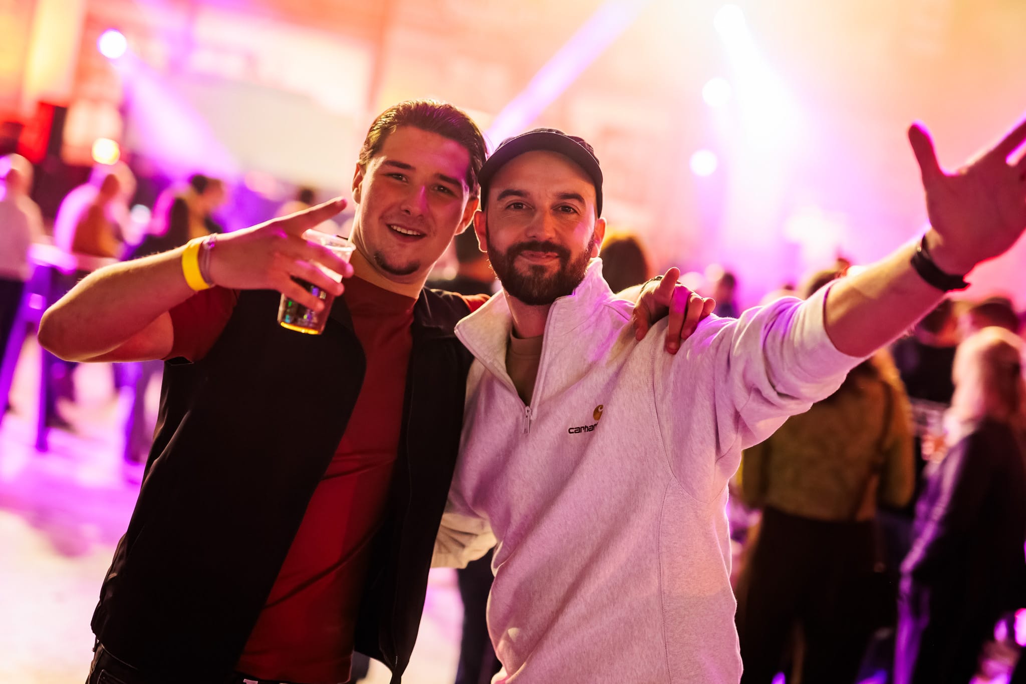 twee vrienden proosten tijdens een show van het Winter Walhalla bij Breepark Breda