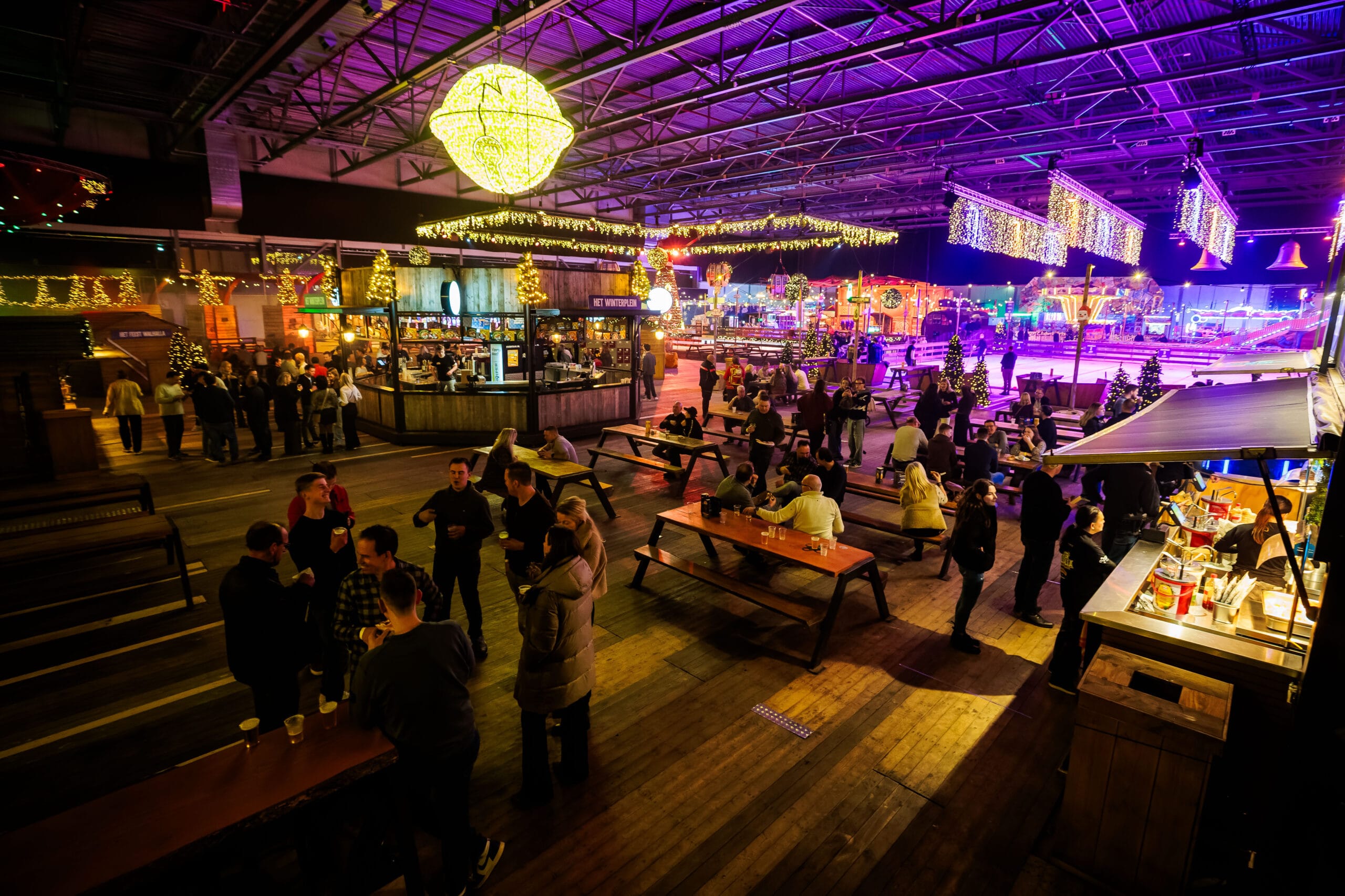 Overzicht van terras bij het Winter Walhalla bij Breepark Breda