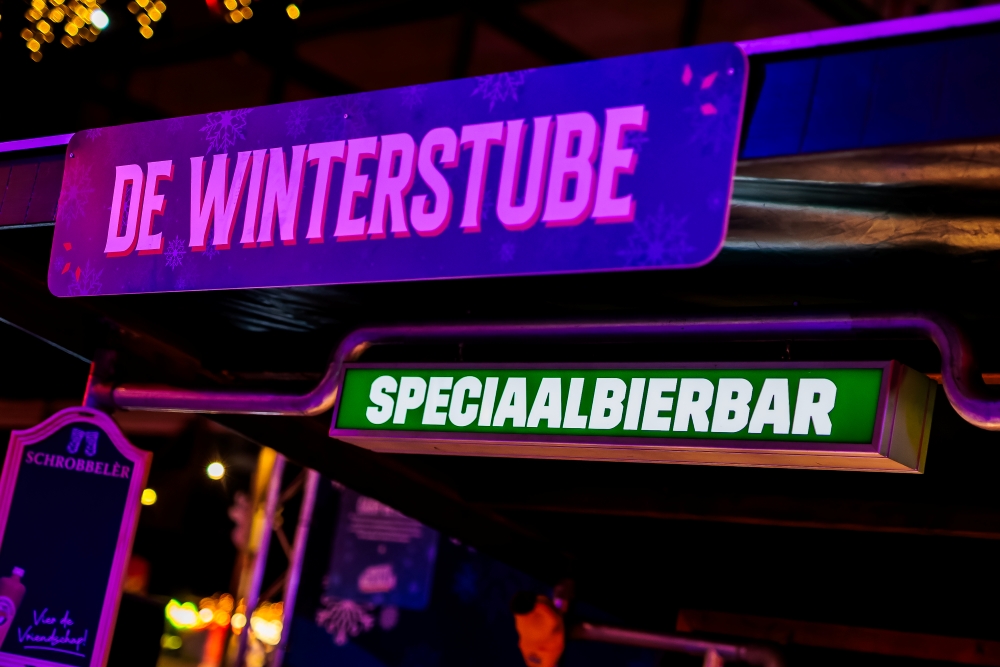 drie vrienden glijden samen van de Fun slide af bij het Winter Walhalla bij Breepark Breda