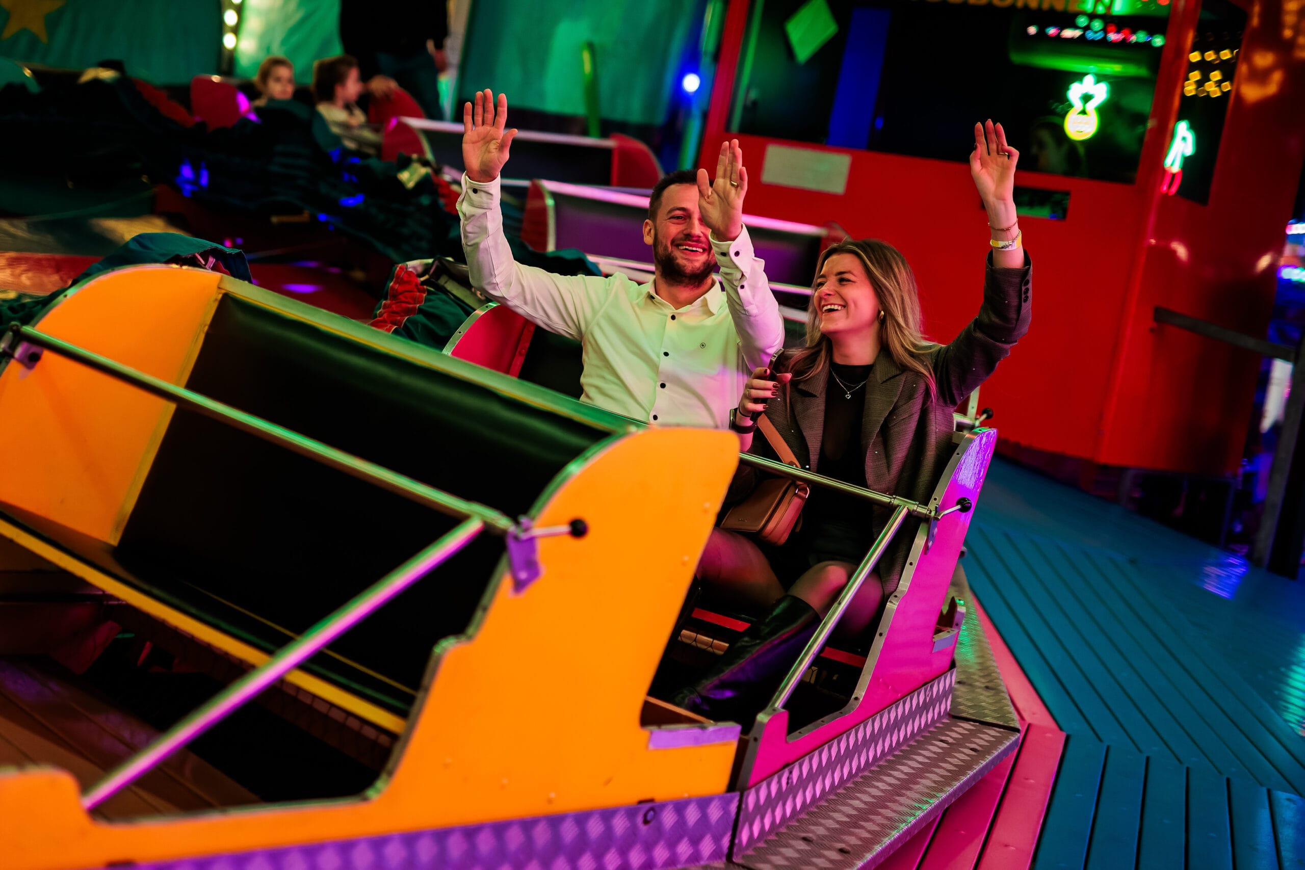 Twee personen zitten in kermisattractie van het Winter Walhalla bij Breepark Breda